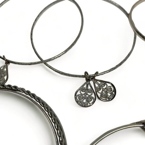 Lot of 8 Assorted Silver Tone Charm Bracelets Expandable - Picture 11 of 11